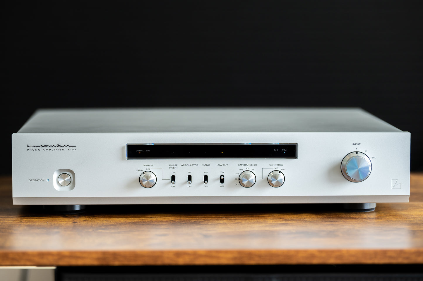 Luxman E-07 MM/MC Phono Preamplifier (Used)