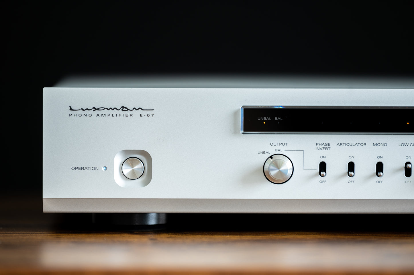 Luxman E-07 MM/MC Phono Preamplifier (Used)