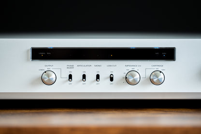 Luxman E-07 MM/MC Phono Preamplifier (Used)