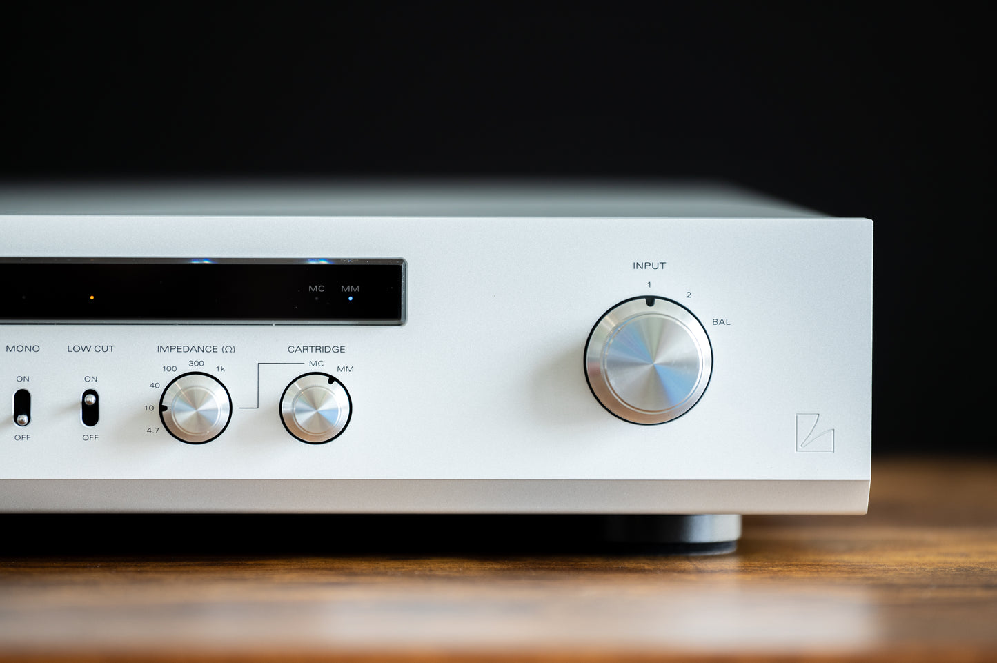 Luxman E-07 MM/MC Phono Preamplifier (Used)